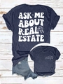Dettaglio della stampa Ask Me About Real Estate sulla maglietta blu a maniche corte - S / Blu Notte (Grafica Bianca)