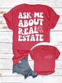 Dettaglio della maglietta rossa con slogan immobiliare e pantaloncini di denim - S / Rosso (Grafica Bianca)
