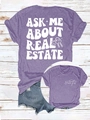 Gros plan d'un t-shirt violet avec imprimé immobilier sur un fond en bois rustique - Violet (Graphique Blanc)