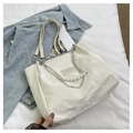 Detailansicht einer weißen Kunstleder-Tote Bag mit silberner Kette und Perlenverzierung - Standard-Stil / Gebrochenes Weiß