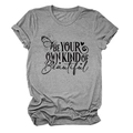 Dettaglio della t-shirt grigio melange con grafica a farfalla e scritte artistiche - S / Grigio Scuro (Testo Nero)