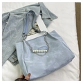 Hellblaue PU-Leder-Einkaufstasche mit eleganten Perlen und silberner Kettenverzierung - Standard-Stil / Blau