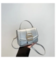 Bolso de mano plateado metalizado con hebilla dorada y correa ajustable estilo moderno - Plateado