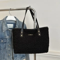 Borsa tote nera in peluche minimalista con manici in pelle e rivetti dorati - Nero