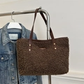 Borsa tote marrone in montone sintetico con manici in pelle e rivetti dorati su appendiabiti - Marrone