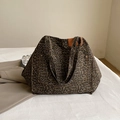 Sac fourre-tout léopard en toile avec étiquette en cuir marron et rivets pour le quotidien - Marron