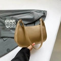 Sac hobo croissant kaki en simili cuir grainé, porté à la main pour un look chic - Kaki