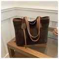 Détail du sac cabas en peau de mouton marron foncé avec poignées en cuir sur la table - Marron