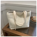 Sac fourre-tout minimaliste en polaire blanc crème avec anses en cuir dans un décor cozy - Blanc