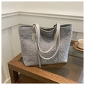 Détail du sac cabas gris en laine d'agneau avec poignées en similicuir sur table - Gris