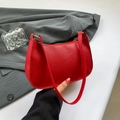 Sac croissant rouge rétro avec texture grainée et boucle dorée élégante pour femme - Rouge