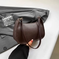 Sac croissant rétro café foncé en cuir grainé avec finitions dorées élégantes - Marron