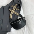 Schwarze Satteltasche aus genarbtem Leder mit gestreiftem Canvas-Gurt und Silberdetails - Schwarz