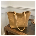 Detailansicht einer großen camelfarbenen Tote Bag mit Faltenstruktur und Goldnieten - Braun