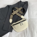 Satteltasche aus cremeweißem Leder mit gestreiftem Gurt und silbernen Doppelzippern - Weiß