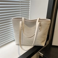 Weiße große Shopper-Tasche mit Faltenstruktur und Goldnieten für minimalistischen Stil - Weiß