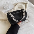 Elegante borsa a cilindro nera con strass e tracolla a catena in metallo argento - Nero