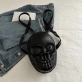 Sac à dos 3D en forme de crâne noir avec rivets métalliques argentés et bretelles - Style de Crâne Tridimensionnel (Décoration de Rivets) / Noir
