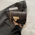 Bruine monogram kleine vierkante tas met gouden hartsluiting en ketting op grijs jasje - Bruin