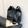 Minimalistische schwarze PU-Leder Beuteltasche mit breitem Gurt für die Herbstmode - Schwarz