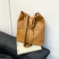 Braune minimalistische Shopper-Tasche mit Retro-Faltenstruktur und breitem Gurt - Braun