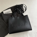 Borsa tote nera minimalista in pelle sintetica con scritte in rilievo su sfondo chic - Nero