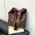 Dunkelbraune Vintage-Tragetasche aus mattem Kunstleder mit breiten Riemen und Schnallen - Braun