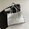 Borsa tote argento con logo a rilievo, tracolla e moderna finitura metallizzata - Argento