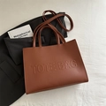 Grande borsa tote minimalista in pelle marrone con logo a rilievo e tracolla rimovibile - Marrone