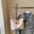 Borsa a spalla rosa a pois con ricamo a cane e dettagli raffinati della tracolla - Rosa