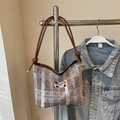 Borsa a spalla in mesh lilla con pizzo, ricamo a cane e spalline in pelle marrone - caffè