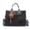 Grande borsa shopper leopardata con manici blu e ciondolo orsetto di peluche marrone - Blu con Ciondolo
