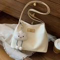 Elegante bolso de hombro de punto beige con un lindo colgante de nube en madera - Con Colgante / Caqui