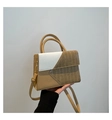 Détail du sac à main tricolore en cuir à motif crocodile et bandoulière réglable - Kaki