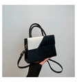 Detalle del bolso de cuero blanco y negro con costuras de lichi y cocodrilo - Negro