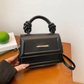 Minimalistische zwarte crossbodytas met geknoopte handgreep en gouden sluiting - Zwart