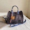 Grijs-paarse handtas met luipaardprint, blauwe riem en een schattige teddybeer-hanger - Met Hanger / Blauw