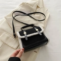 Borsa a tracolla nera vintage con rifiniture in pelliccia bianca e dettagli dorati - Nero