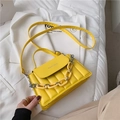 Petit sac carré jaune matelassé avec chaîne épaisse et bandoulière élégante - Jaune