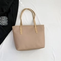 Schicke beige Tragetasche mit Kroko-Muster und goldenen Nieten für Herbst und Winter - Khaki