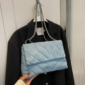 Sac bandoulière en denim bleu clair avec motif matelassé en V et chaîne dorée - Bleu clair