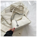 Schicke beige Halbmondtasche mit silberner Kette und verstellbarem Leder-Schultergurt - Weiß