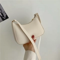 Minimalistische beige Halbmond-Hobo-Tasche mit verstellbarem Riemen und Goldbeschlägen - Weiß