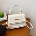 Minimalistische crèmewitte crossbodytas met geometrische stiksels en knoopgreep - Wit