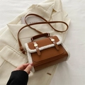 Borsa a tracolla quadrata marrone con finiture in pelliccia sintetica bianca e oro - Marrone