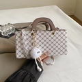 Vintage Umhängetasche für Damen in Beige mit Monogramm, Plüschanhänger und braunem Griff - Ohne Anhänger / Weiß