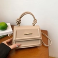 Beige vierkante handtas van imitatieleer met gedraaid handvat en gouden detail - Khaki