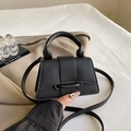 Mini borsa a tracolla in pelle nera con motivo litchi, manico e tracolla regolabile - Nero