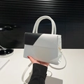 Sac à main bicolore noir et blanc avec motif crocodile et bandoulière réglable - Blanc