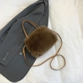 Petit sac carré en fausse fourrure marron avec bandoulière réglable et dorures - Marron